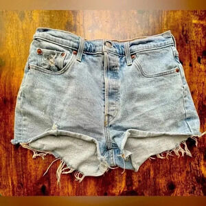 Levi’s | ladies 501 button fly Jean shorts. Size: 29